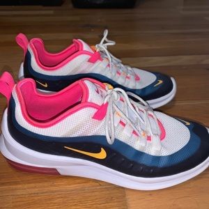 NIKE AIR MAX AXIS ALMOST NEW